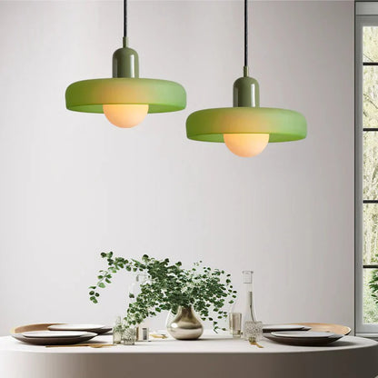 "Lampada a sospensione in vetro trasparente con design minimalista, emette luce soffusa, ideale per interni eleganti."