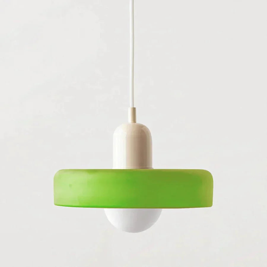 "Lampada a sospensione in vetro trasparente con design minimalista, emette luce soffusa, ideale per interni eleganti."