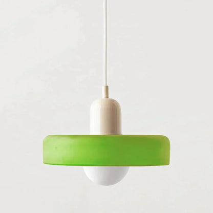 "Lampada a sospensione in vetro trasparente con design minimalista, emette luce soffusa, ideale per interni eleganti."