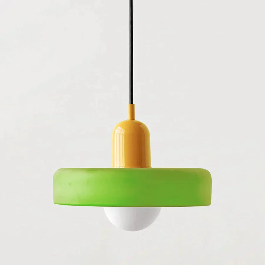 "Lampada a sospensione in vetro trasparente con design minimalista, emette luce soffusa, ideale per interni eleganti."