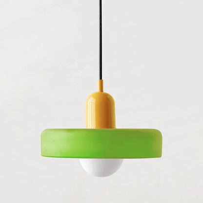 "Lampada a sospensione in vetro trasparente con design minimalista, emette luce soffusa, ideale per interni eleganti."