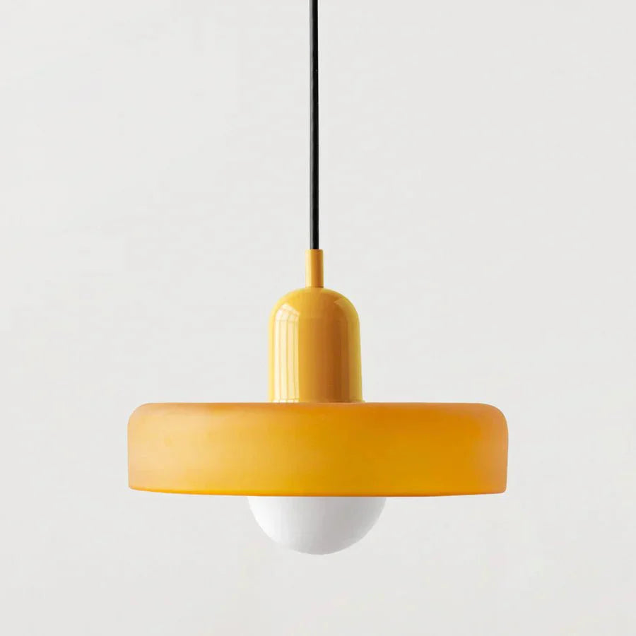 "Lampada a sospensione in vetro trasparente con design minimalista, emette luce soffusa, ideale per interni eleganti."