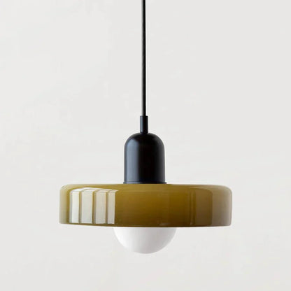 "Lampada a sospensione in vetro trasparente con design minimalista, emette luce soffusa, ideale per interni eleganti."