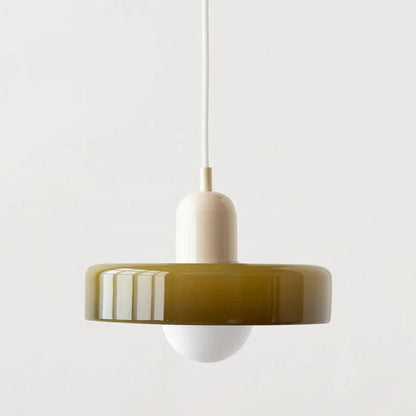 "Lampada a sospensione in vetro trasparente con design minimalista, emette luce soffusa, ideale per interni eleganti."