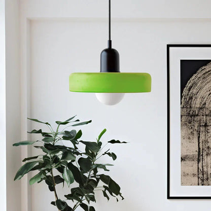 "Lampada a sospensione in vetro trasparente con design minimalista, emette luce soffusa, ideale per interni eleganti."