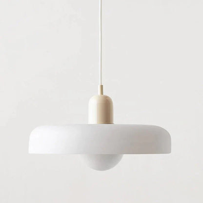 "Lampada a sospensione in vetro trasparente con design minimalista, emette luce soffusa, ideale per interni eleganti."