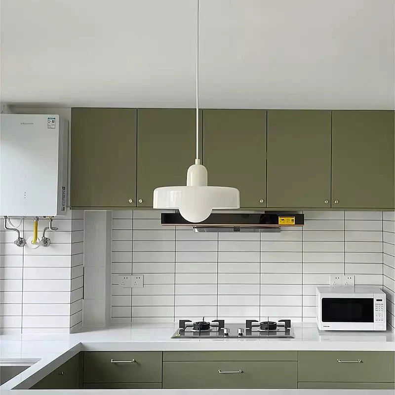 "Lampada a sospensione in vetro trasparente con design minimalista, emette luce soffusa, ideale per interni eleganti."