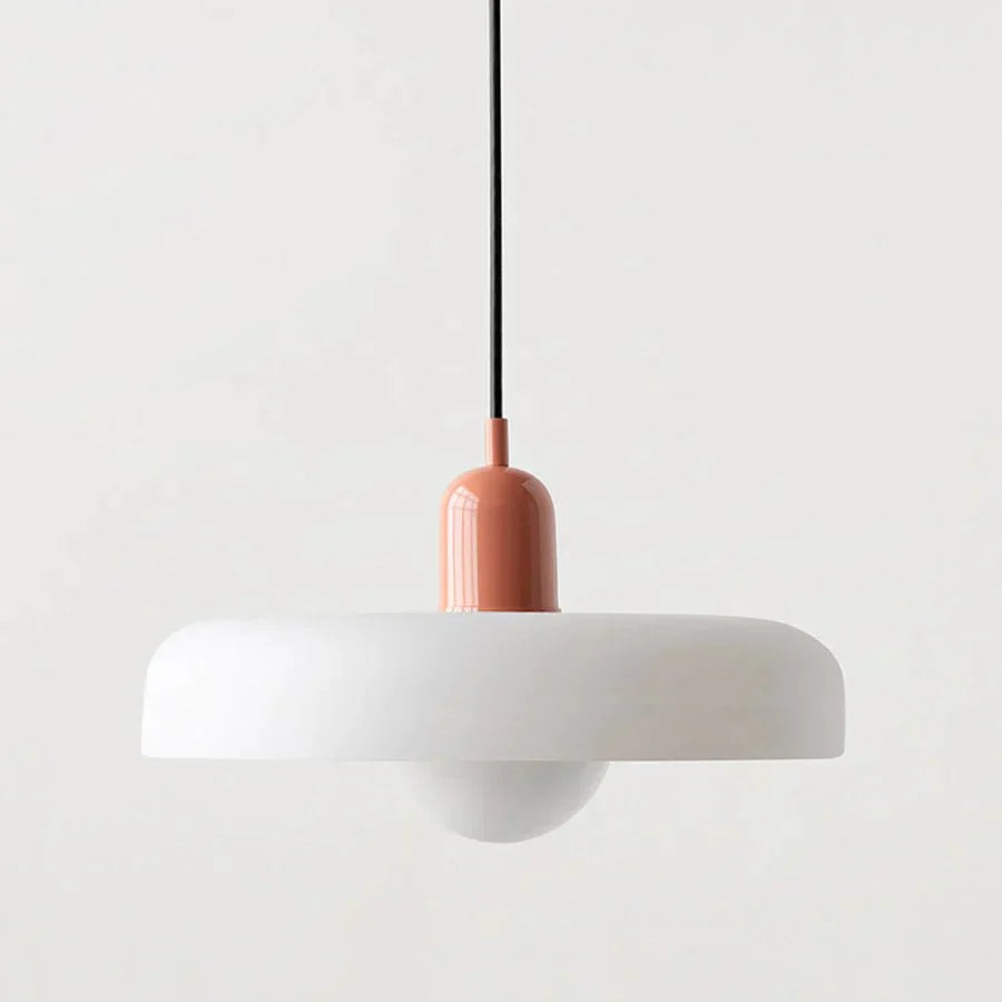 "Lampada a sospensione in vetro trasparente con design minimalista, emette luce soffusa, ideale per interni eleganti."