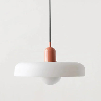 "Lampada a sospensione in vetro trasparente con design minimalista, emette luce soffusa, ideale per interni eleganti."