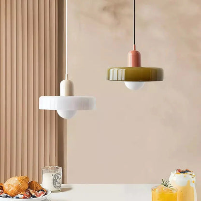 "Lampada a sospensione in vetro trasparente con design minimalista, emette luce soffusa, ideale per interni eleganti."
