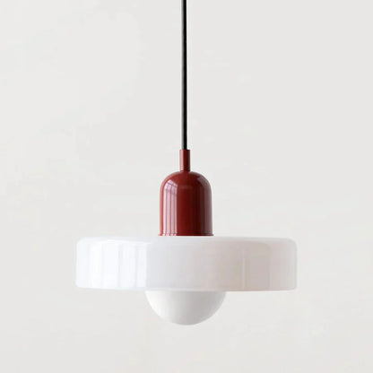 "Lampada a sospensione in vetro trasparente con design minimalista, emette luce soffusa, ideale per interni eleganti."
