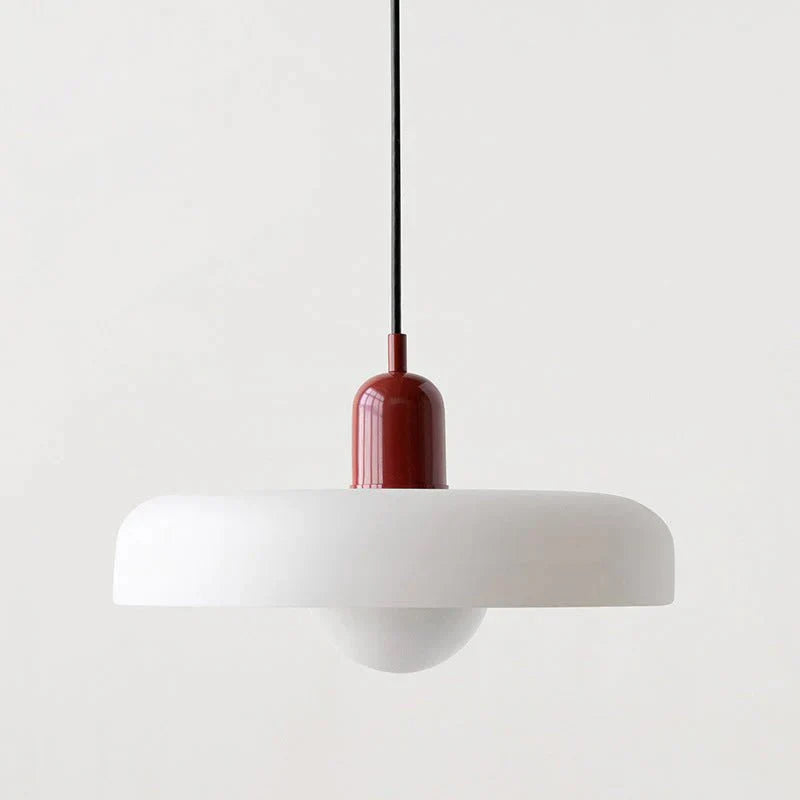 "Lampada a sospensione in vetro trasparente con design minimalista, emette luce soffusa, ideale per interni eleganti."