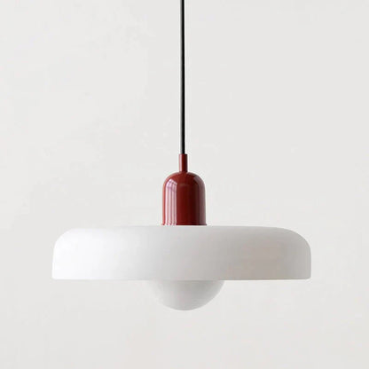 "Lampada a sospensione in vetro trasparente con design minimalista, emette luce soffusa, ideale per interni eleganti."