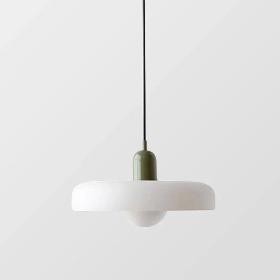 "Lampada a sospensione in vetro trasparente con design minimalista, emette luce soffusa, ideale per interni eleganti."