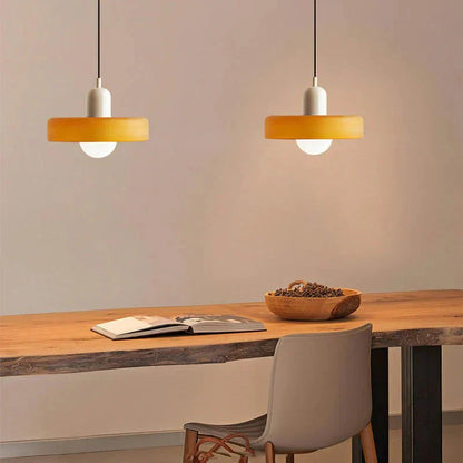 "Lampada a sospensione in vetro trasparente con design minimalista, emette luce soffusa, ideale per interni eleganti."