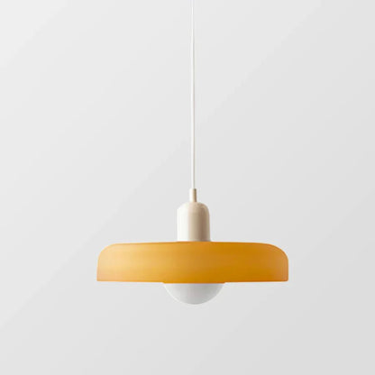 "Lampada a sospensione in vetro trasparente con design minimalista, emette luce soffusa, ideale per interni eleganti."