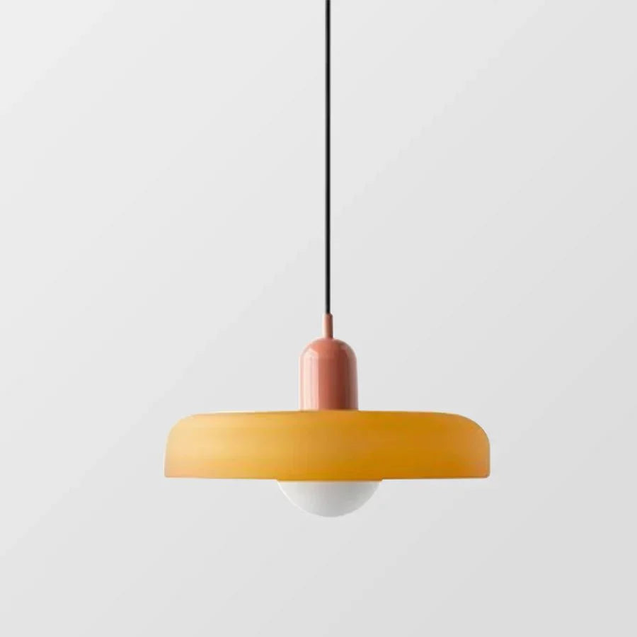 "Lampada a sospensione in vetro trasparente con design minimalista, emette luce soffusa, ideale per interni eleganti."