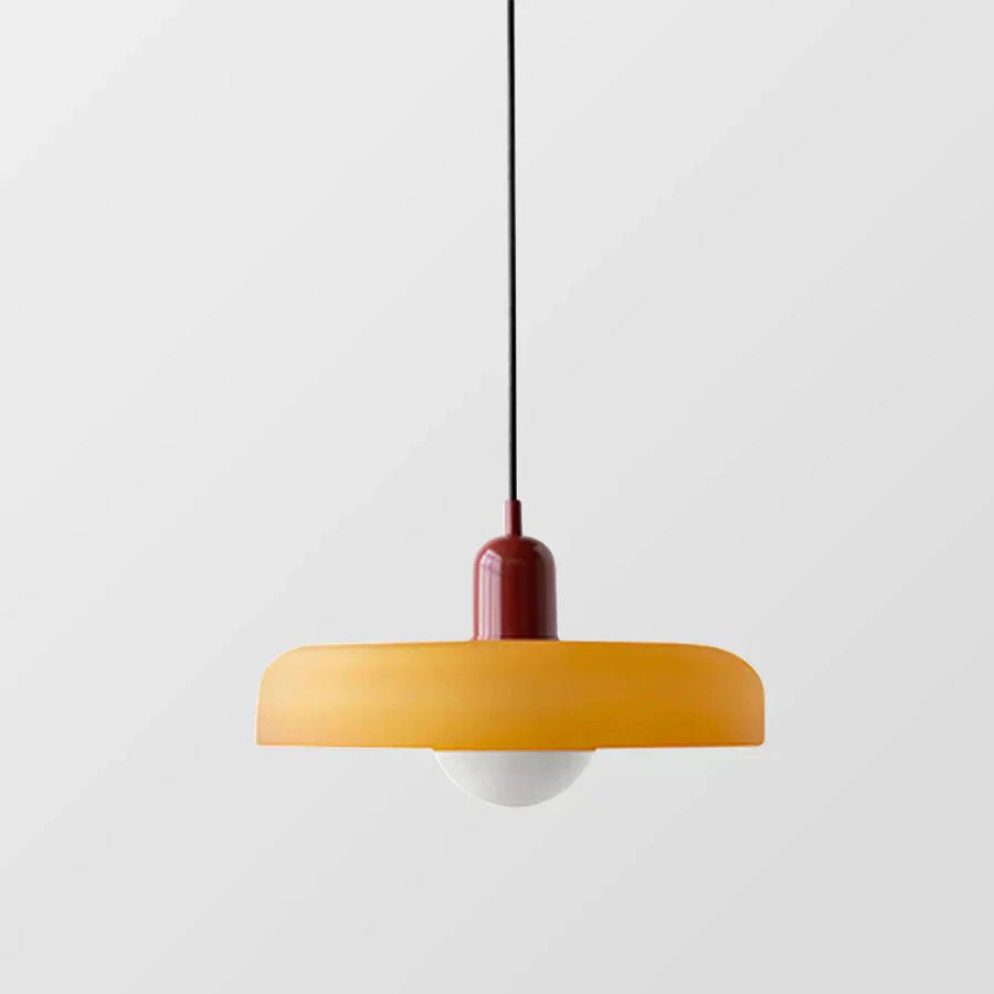 "Lampada a sospensione in vetro trasparente con design minimalista, emette luce soffusa, ideale per interni eleganti."