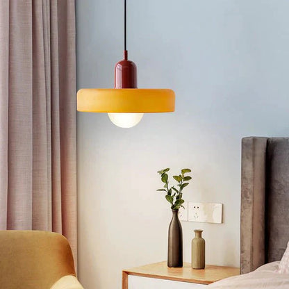 "Lampada a sospensione in vetro trasparente con design minimalista, emette luce soffusa, ideale per interni eleganti."