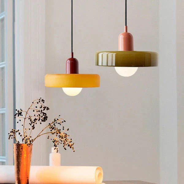 "Lampada a sospensione in vetro trasparente con design minimalista, emette luce soffusa, ideale per interni eleganti."