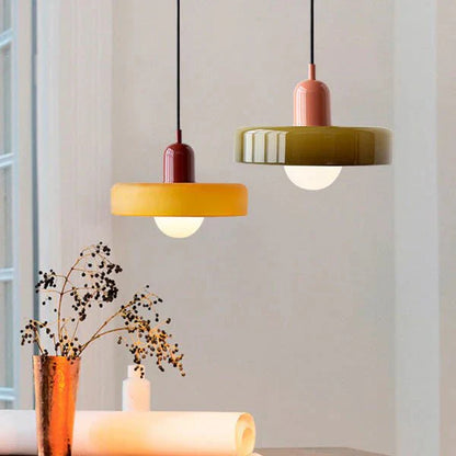 "Lampada a sospensione in vetro trasparente con design minimalista, emette luce soffusa, ideale per interni eleganti."
