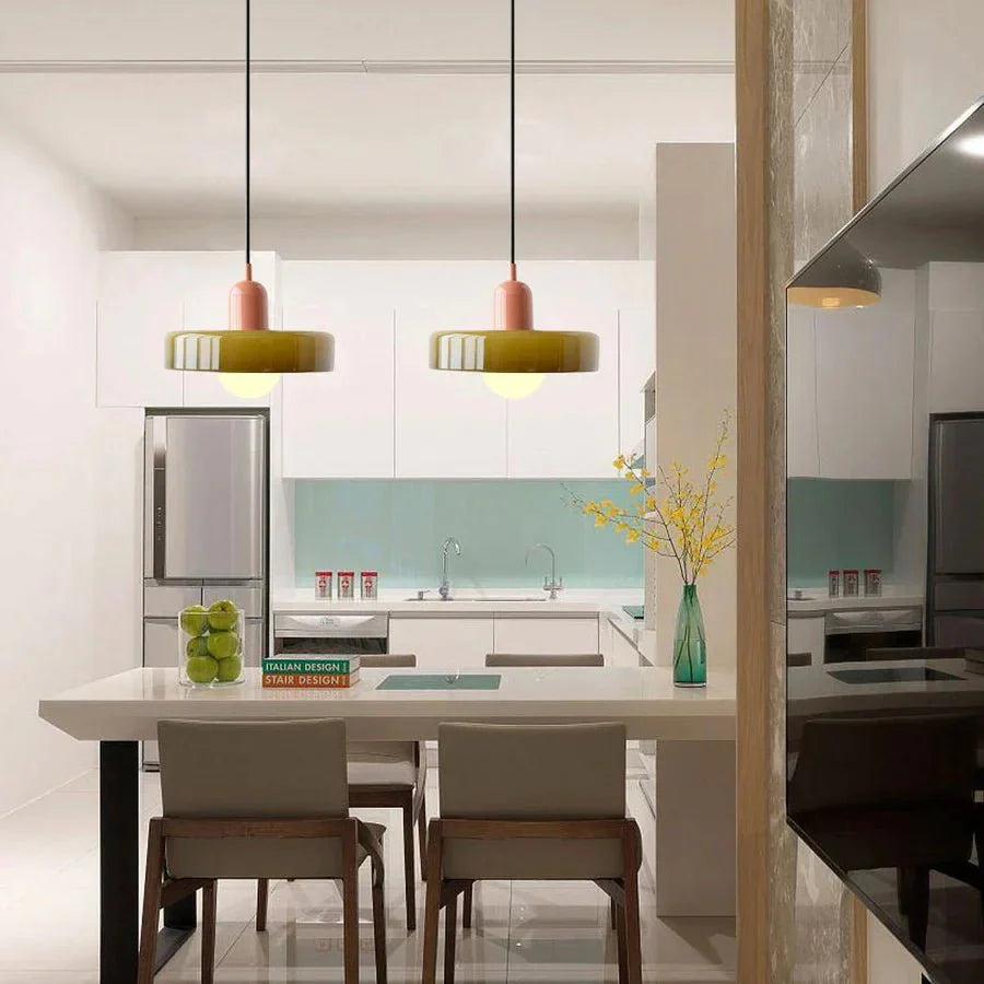 "Lampada a sospensione in vetro trasparente con design minimalista, emette luce soffusa, ideale per interni eleganti."