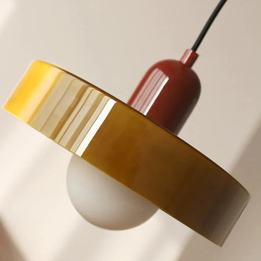 "Lampada a sospensione in vetro trasparente con design minimalista, emette luce soffusa, ideale per interni eleganti."