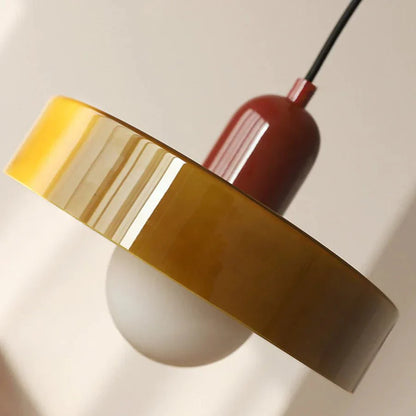 "Lampada a sospensione in vetro trasparente con design minimalista, emette luce soffusa, ideale per interni eleganti."