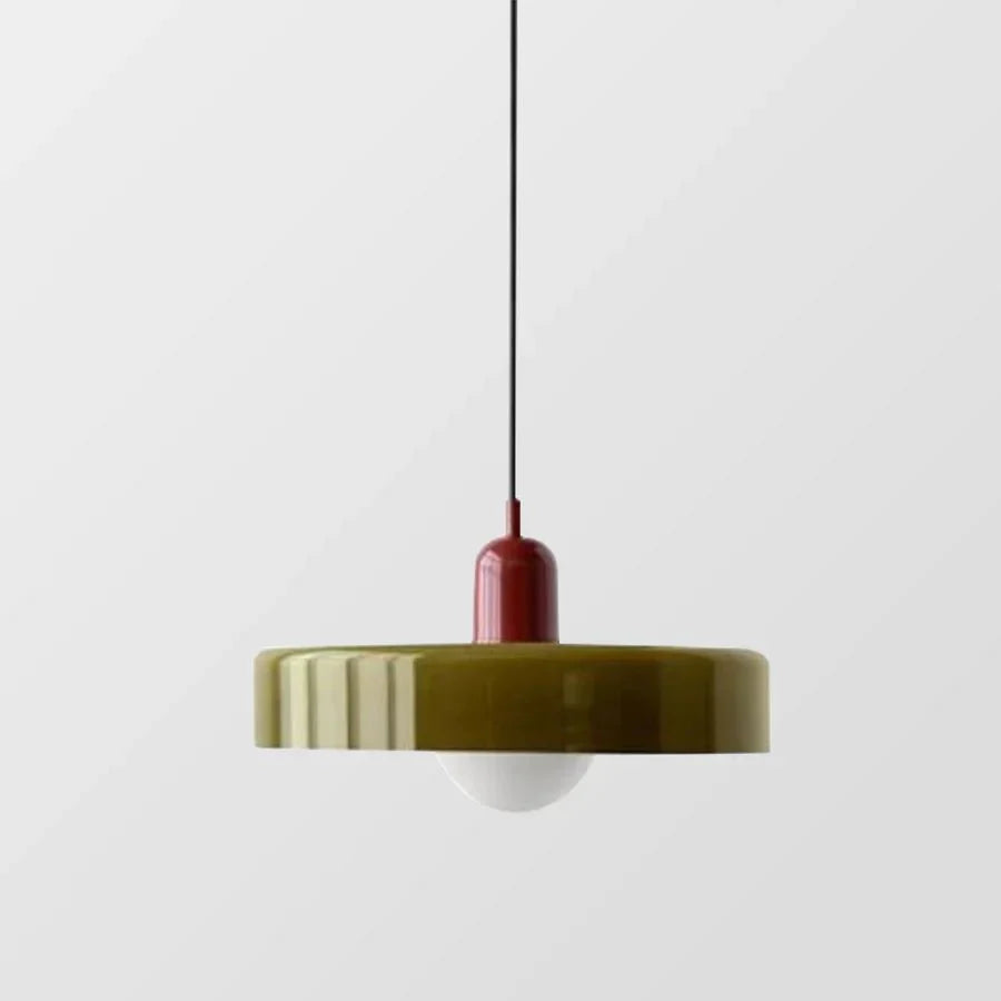 "Lampada a sospensione in vetro trasparente con design minimalista, emette luce soffusa, ideale per interni eleganti."