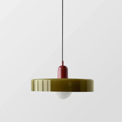 "Lampada a sospensione in vetro trasparente con design minimalista, emette luce soffusa, ideale per interni eleganti."