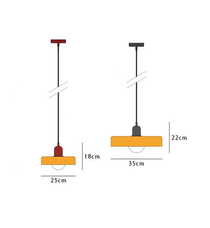 "Lampada a sospensione in vetro trasparente con design minimalista, emette luce soffusa, ideale per interni eleganti."