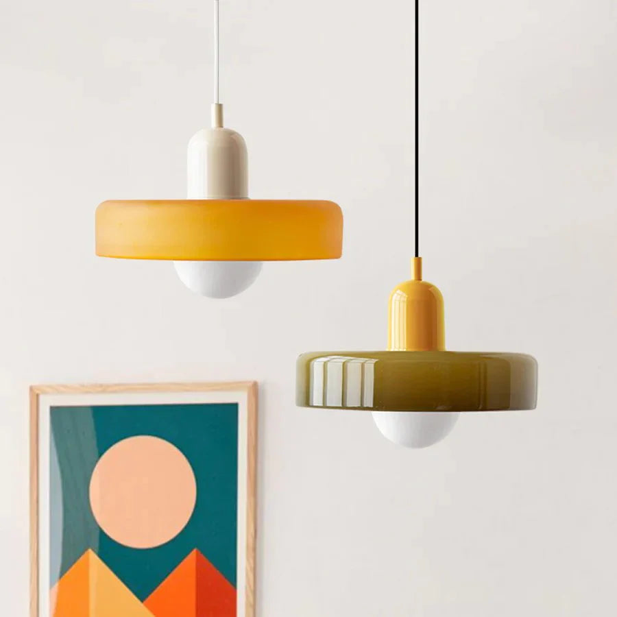 "Lampada a sospensione in vetro trasparente con design minimalista, emette luce soffusa, ideale per interni eleganti."