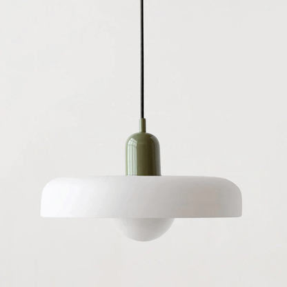 "Lampada a sospensione in vetro trasparente con design minimalista, emette luce soffusa, ideale per interni eleganti."