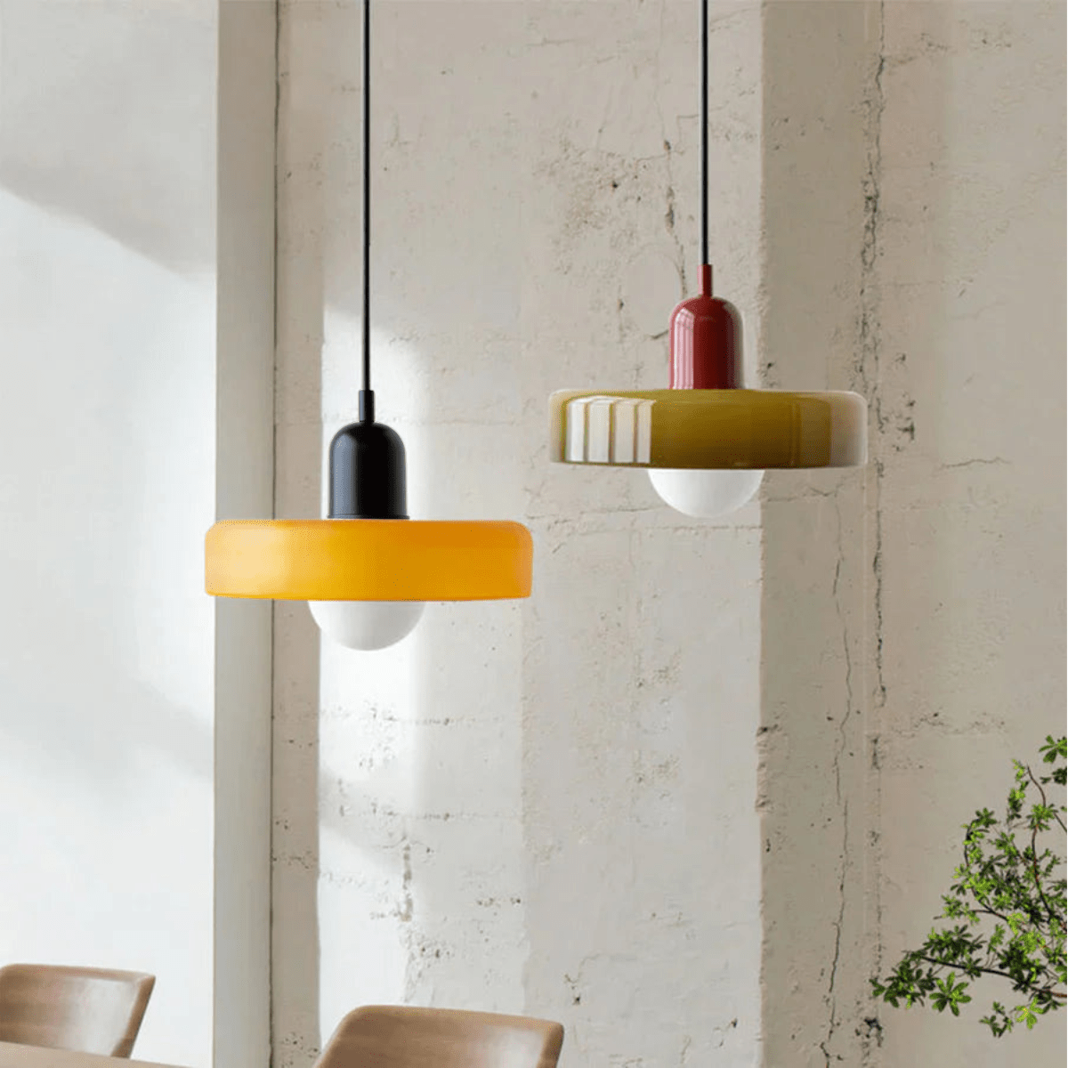 "Lampada a sospensione in vetro trasparente con design minimalista, emette luce soffusa, ideale per interni eleganti."