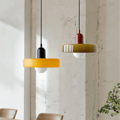 "Lampada a sospensione in vetro trasparente con design minimalista, emette luce soffusa, ideale per interni eleganti."