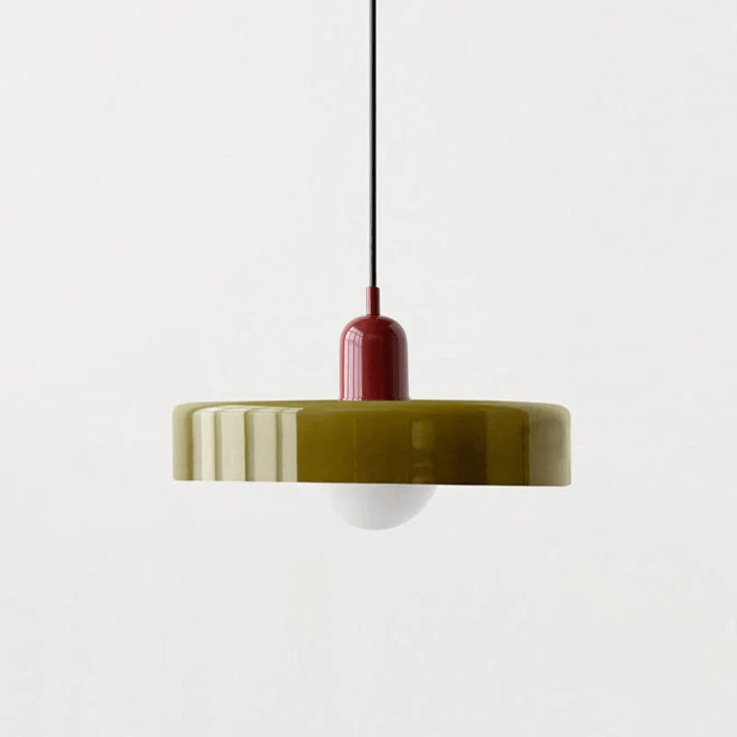 "Lampada a sospensione in vetro trasparente con design minimalista, emette luce soffusa, ideale per interni eleganti."