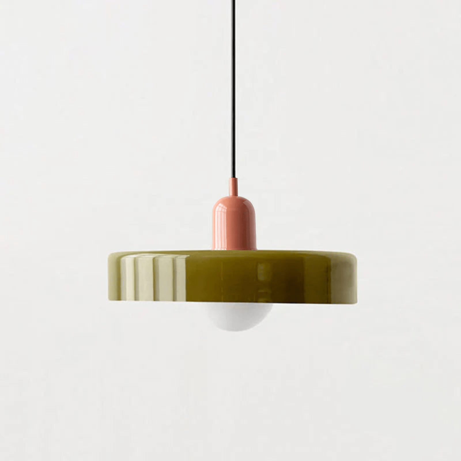 "Lampada a sospensione in vetro trasparente con design minimalista, emette luce soffusa, ideale per interni eleganti."