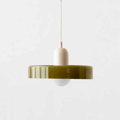 "Lampada a sospensione in vetro trasparente con design minimalista, emette luce soffusa, ideale per interni eleganti."