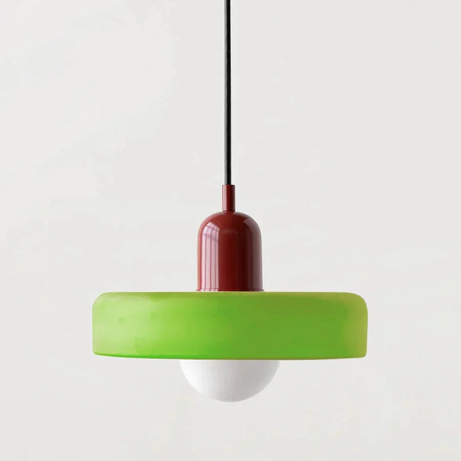 "Lampada a sospensione in vetro trasparente con design minimalista, emette luce soffusa, ideale per interni eleganti."