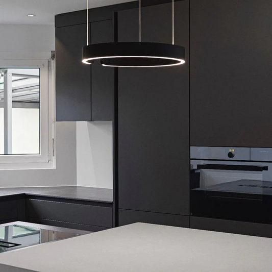 "Lampada a sospensione LED circolare moderna, design elegante, montaggio a soffitto, finitura oro, bianco, nero e oro rosa."