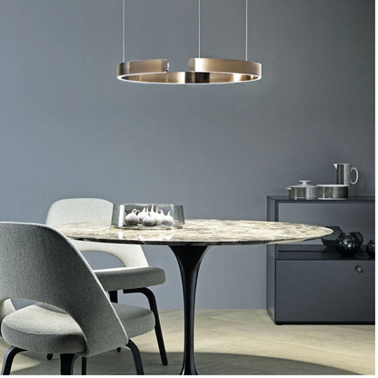 "Lampada a sospensione LED circolare moderna, design elegante, montaggio a soffitto, finitura oro, bianco, nero e oro rosa."