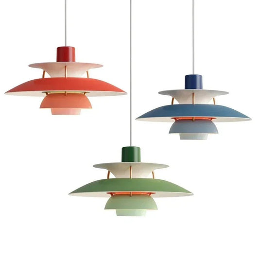"Lampada a sospensione multicolore elegante con design versatile e finitura in ferro, ideale per illuminazione moderna."