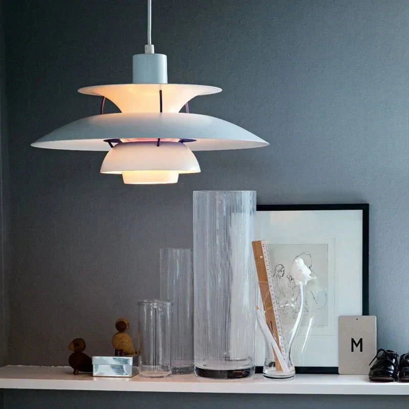"Lampada a sospensione multicolore elegante con design versatile e finitura in ferro, ideale per illuminazione moderna."