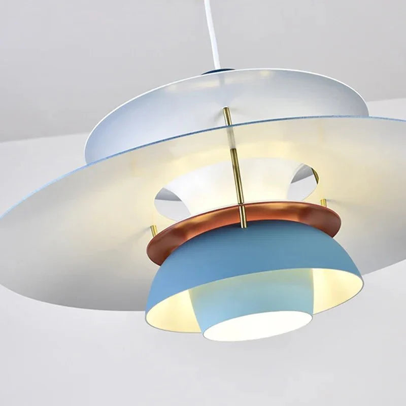 "Lampada a sospensione multicolore elegante con design versatile e finitura in ferro, ideale per illuminazione moderna."