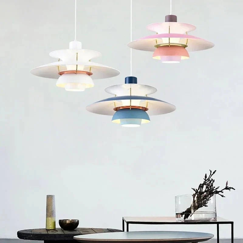 "Lampada a sospensione multicolore elegante con design versatile e finitura in ferro, ideale per illuminazione moderna."
