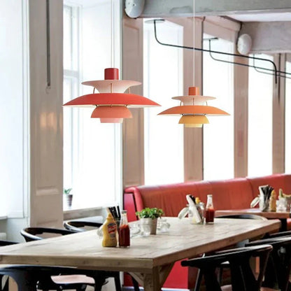 "Lampada a sospensione multicolore elegante con design versatile e finitura in ferro, ideale per illuminazione moderna."