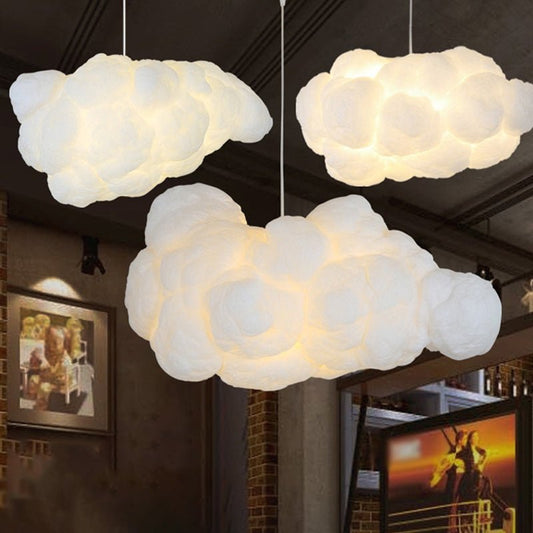 "Lampada a sospensione nuvola bianca moderna, luce soffusa, design elegante per interni contemporanei."