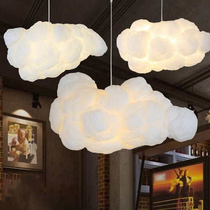 "Lampada a sospensione nuvola bianca moderna, luce soffusa, design elegante per interni contemporanei."
