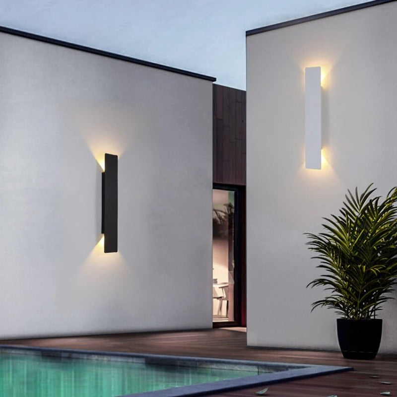 "Lampada da esterno moderna nero-bianca minimalista, per giardino e terrazza, alta resistenza agli agenti atmosferici."