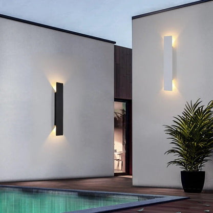 "Lampada da esterno moderna nero-bianca minimalista, per giardino e terrazza, alta resistenza agli agenti atmosferici."